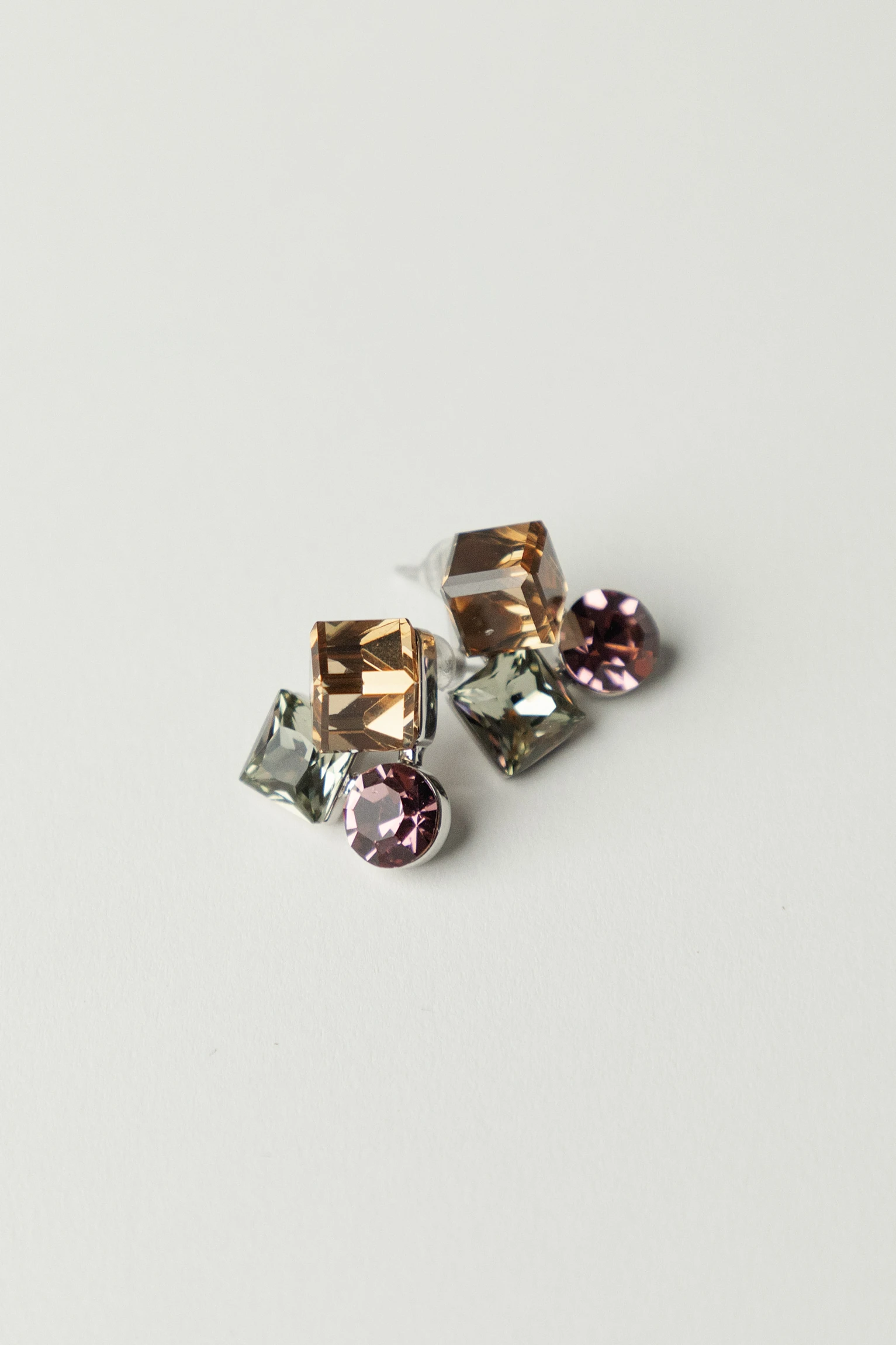 СЕРЬГИ С РАЗНОЦВЕТНЫМИ КАМНЯМИ купить в OLAR | Цена 1499₽